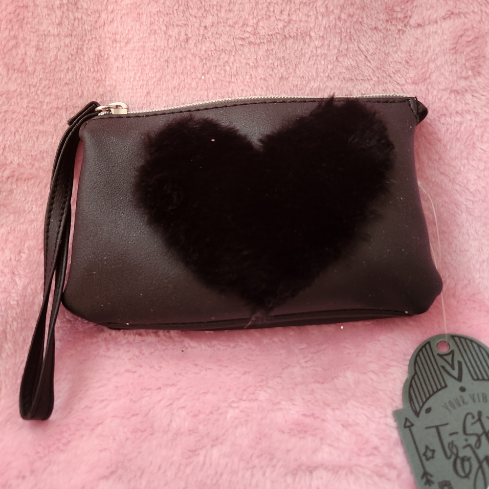 Chic Black Heart Wristlet Clutch/ Comes Wit A Shoulder Strap As Well